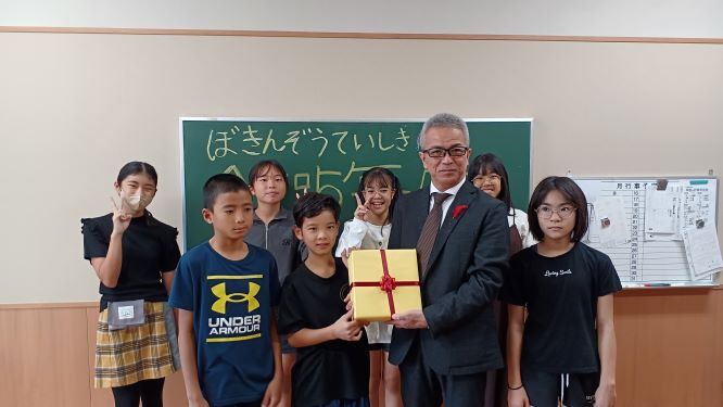 赤い羽根共同募金贈呈式の画像