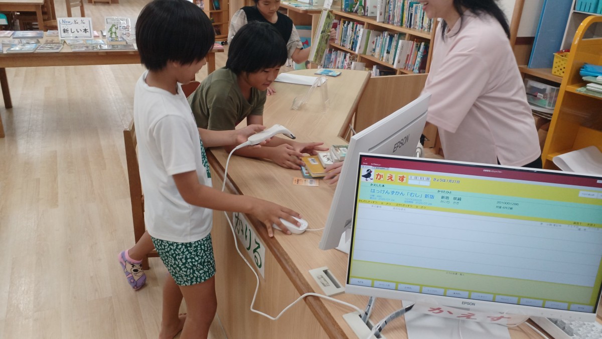 夏休みの図書館の画像