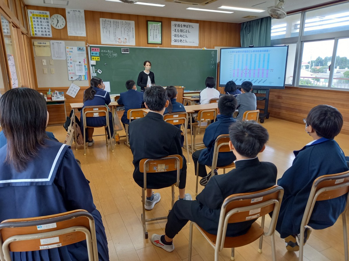 栄養士による食育の授業の画像