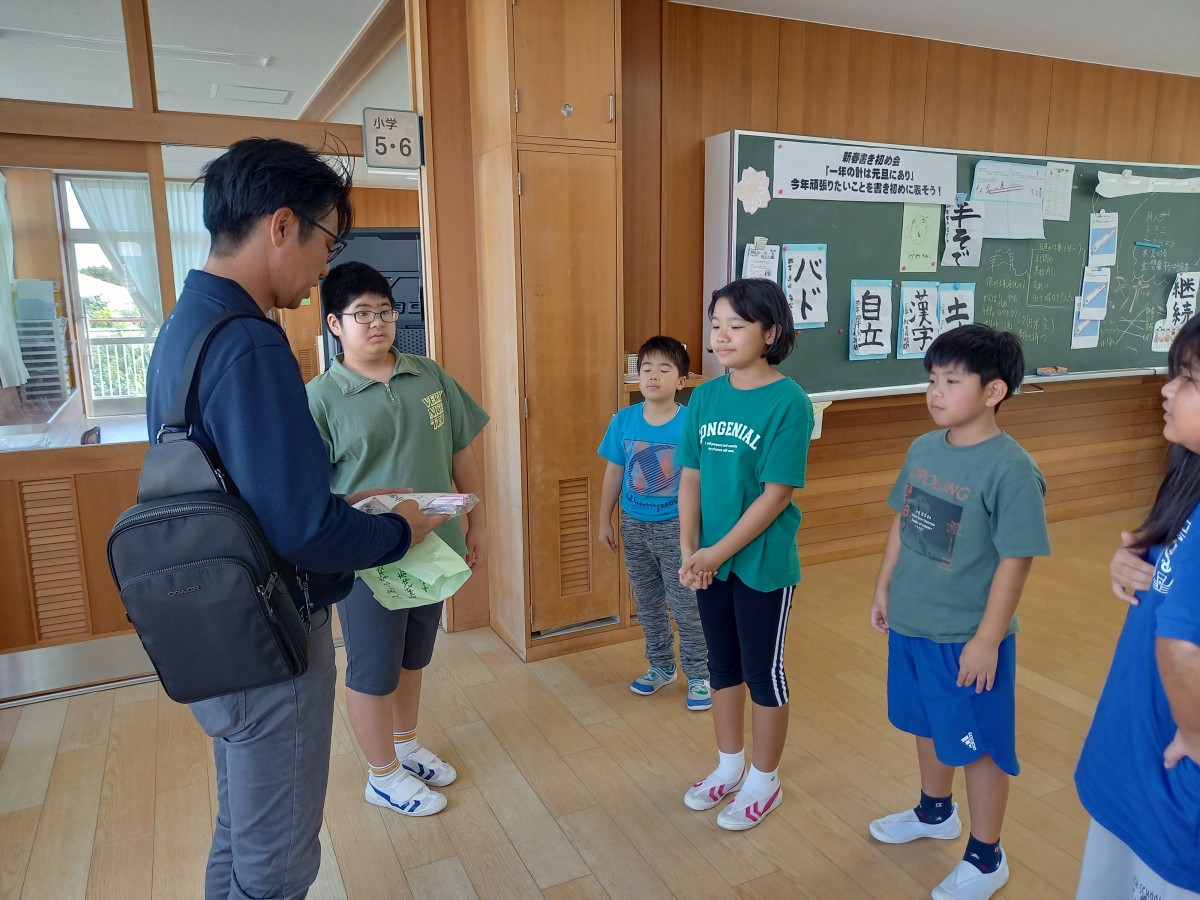 えんぴつ・消しゴムの贈呈の画像