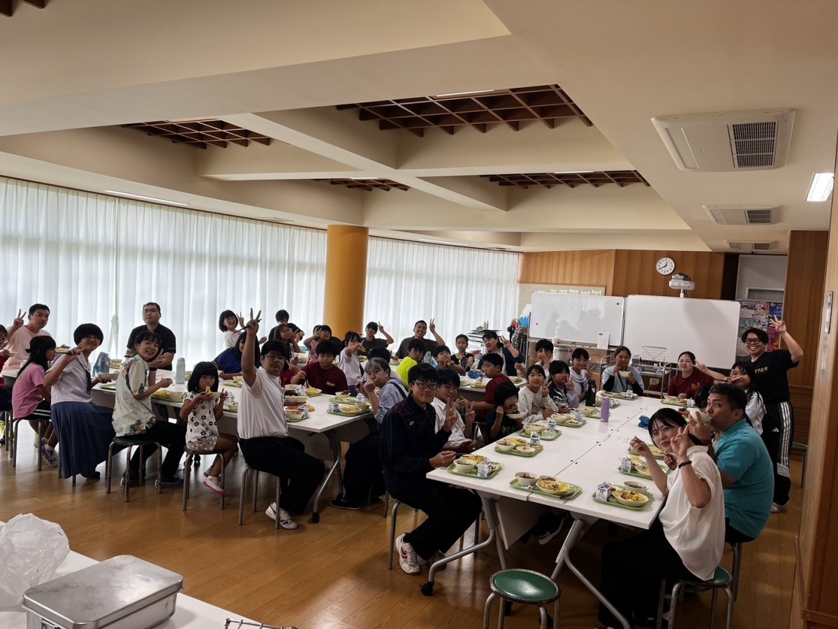 合同給食と追い込み漁準備の画像